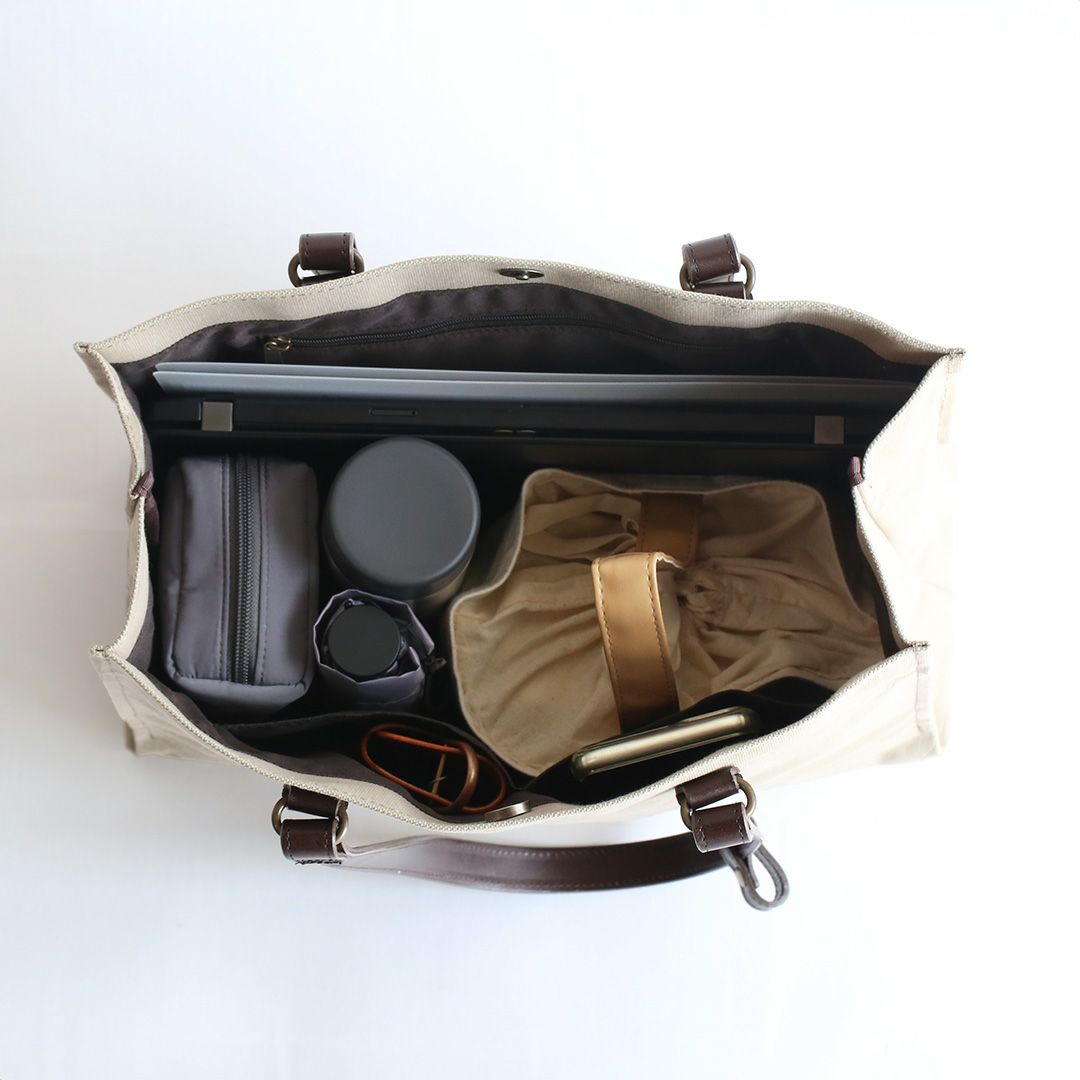 6号帆布のシカクイトートに荷物を入れた画像