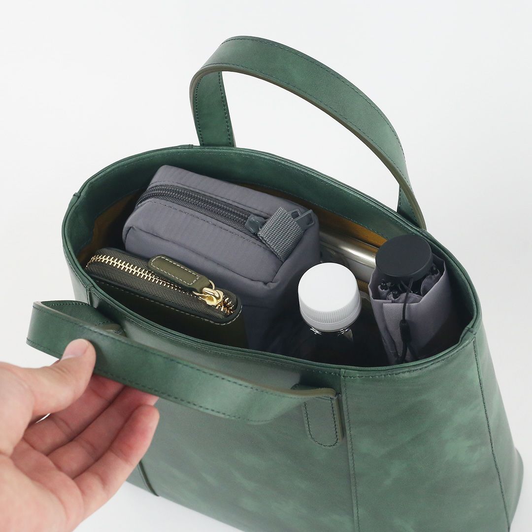 オリーブレザーミニトートグリーンに荷物を入れた画像