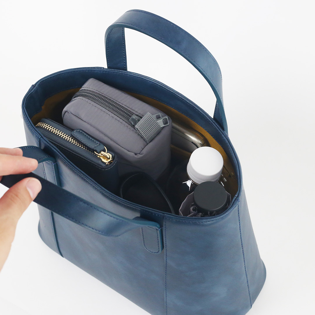 オリーブレザーミニトートに荷物を入れた画像